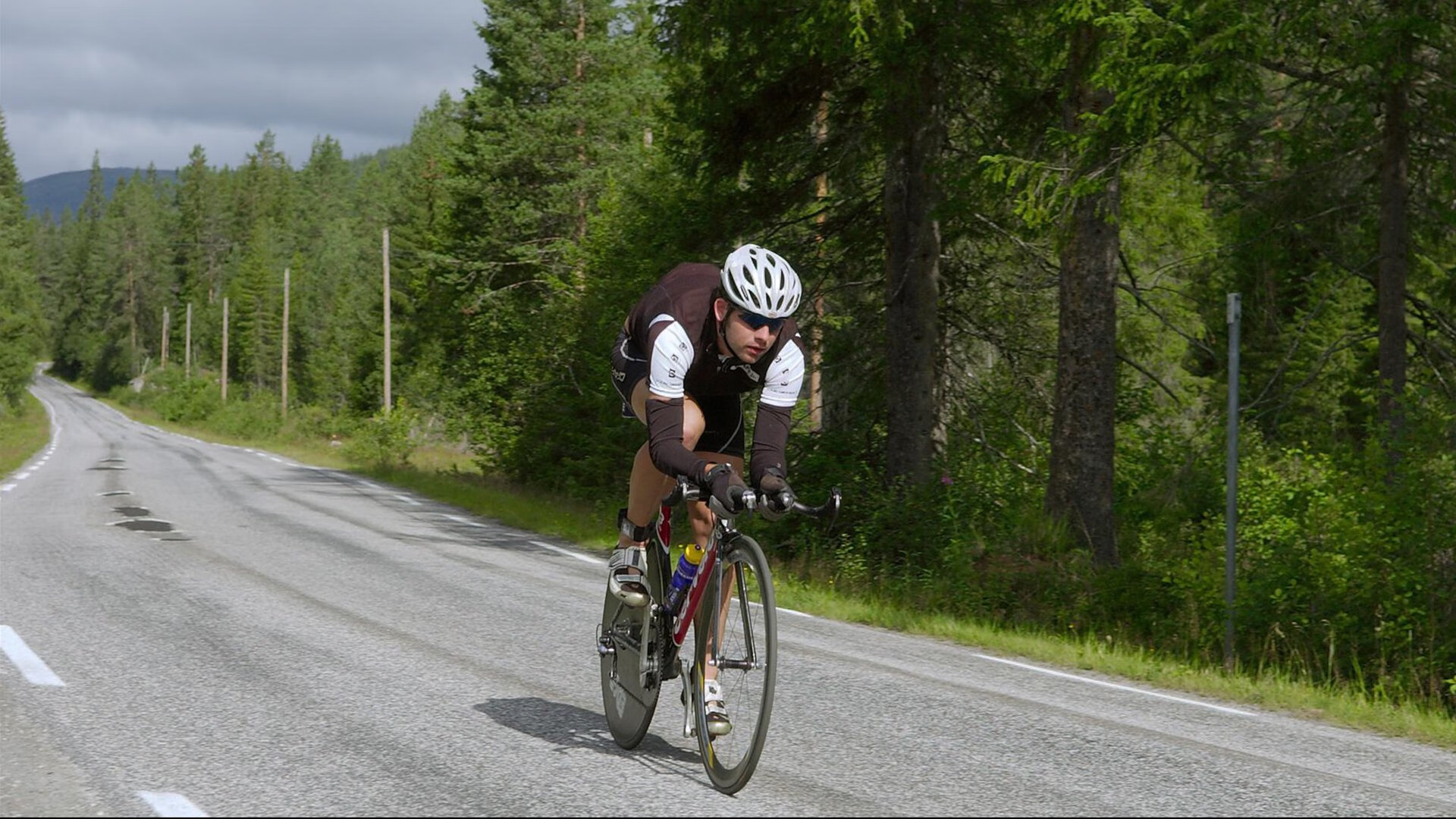 爱游戏全站-高强度联赛是否更容易吸引商业转播资源