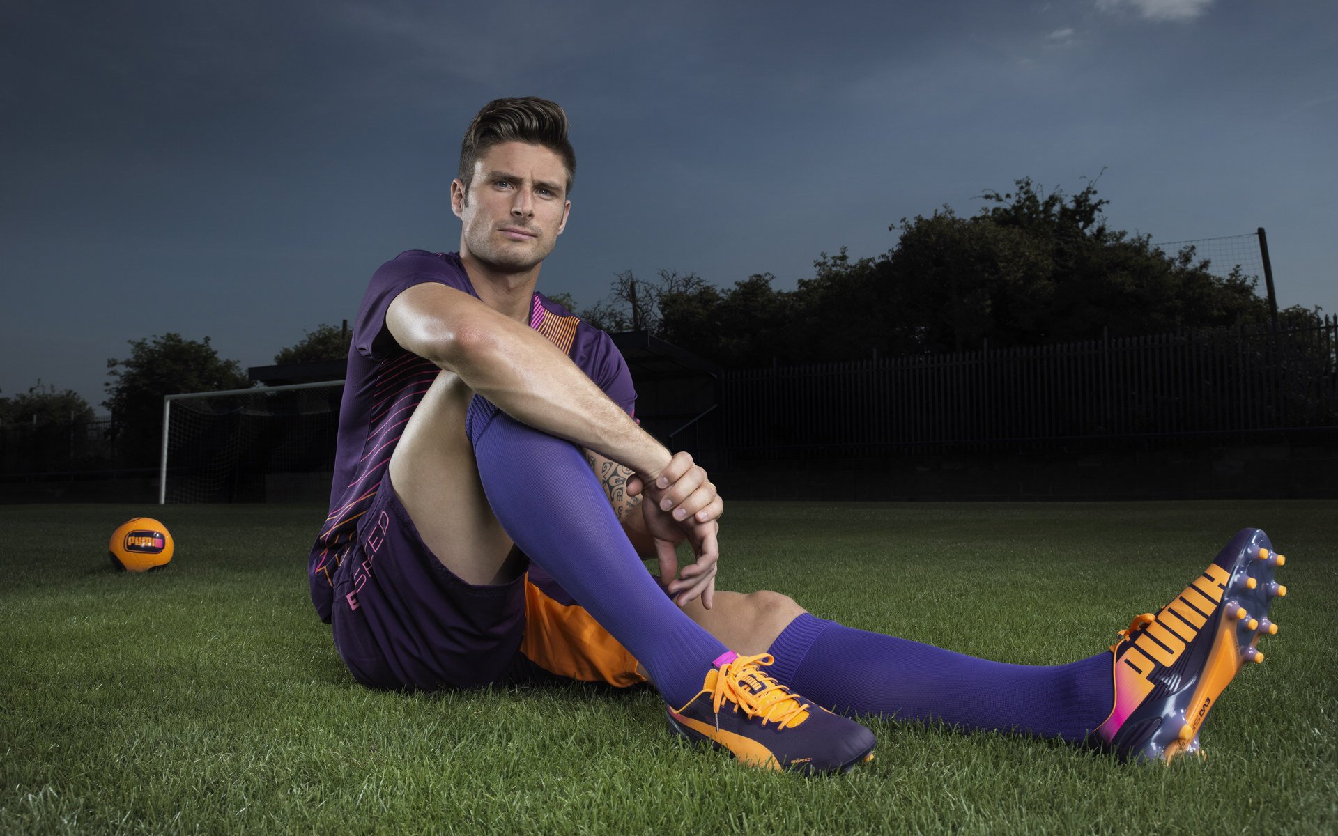 绘制“足球+旅游+体育”一体化发展产业链，推广城市足球文化，画一幅足球文化的画